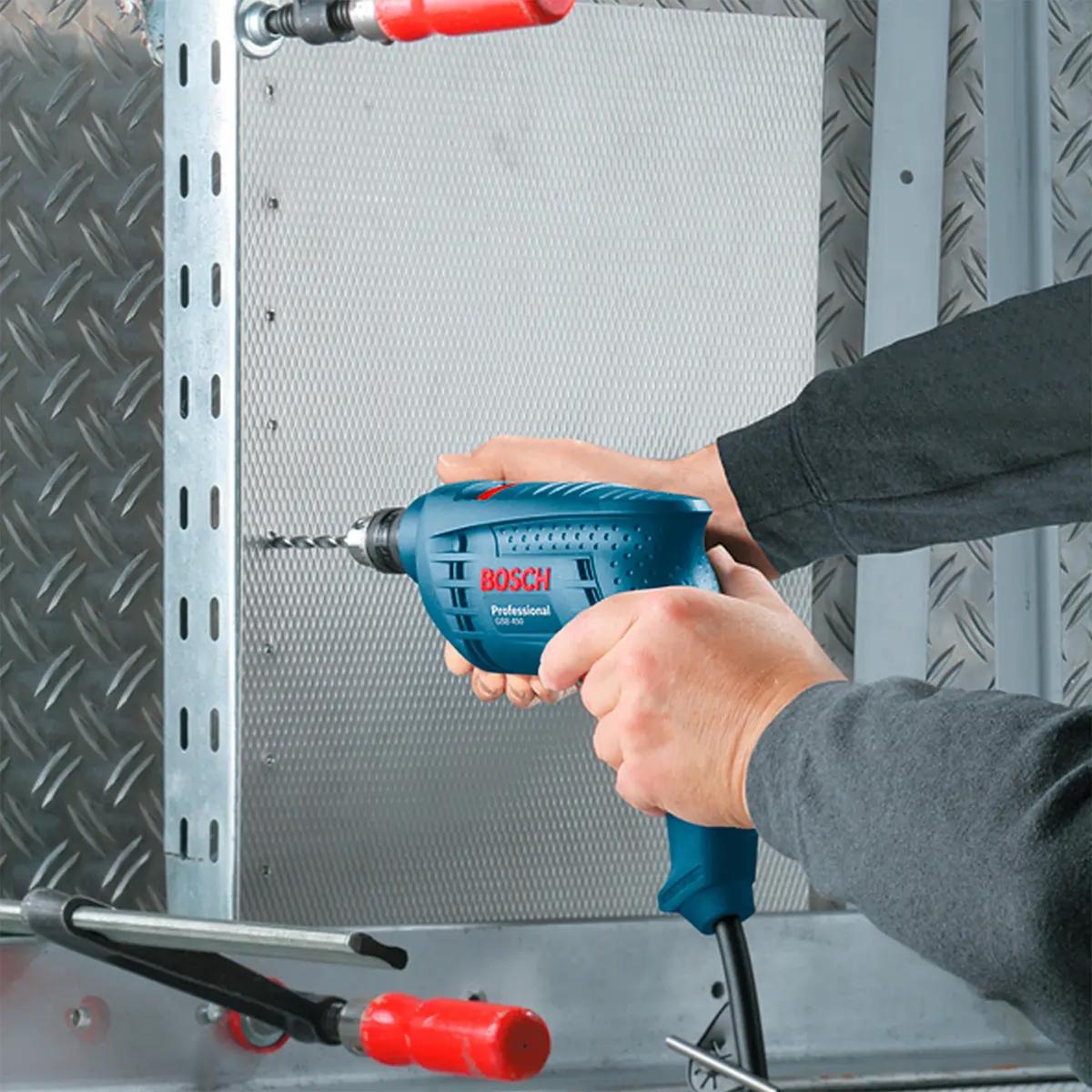 Furadeira De Impacto Bosch GSB 450 RE 450W 10mm Com Brocas e Buchas